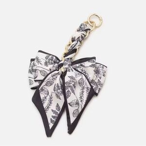 Elegant Black and White Key Holder